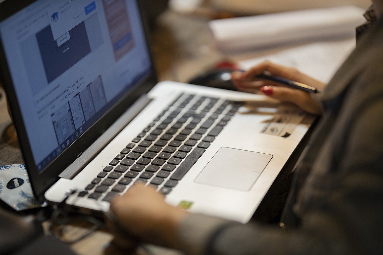 歯に衣着せぬの意味と使い方｜類語や例文・英語表現・性格特徴も解説 BizLog